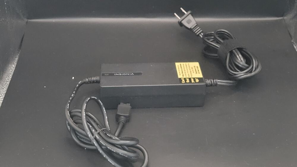 Insignia 90W Universal Laptop Charger NS-PWLC591 D AC Adapter No Tips Included
